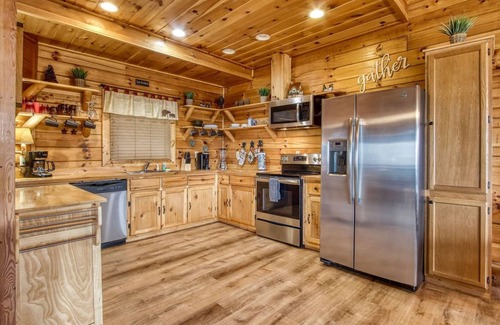Gatlinburg - Pigeon Forge Cabin | Eagles View, Free Attraction Tickets, Breathtaking Mountain Views, Hot Tub, WIFI