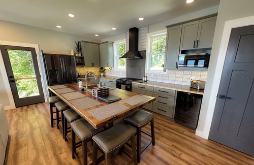 Cathlamet House | Eagles View Waterfront Luxury Retreat W/Outdoor Tub. On Columbia River Cathlamet