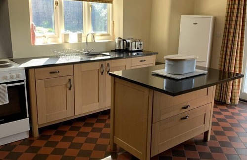 Thornton Hough Cottage | East Lodge Cottage with private hot tub