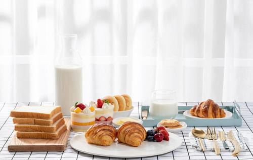 Changning Apartment | Eastern Hub - ZhongShan Park Metro Station 50m, Modern Light Three-bedroom Apartment