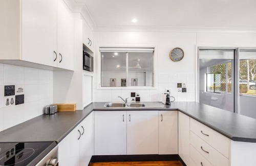 East Toowoomba House | Eastside Haven - Central & Convenient!