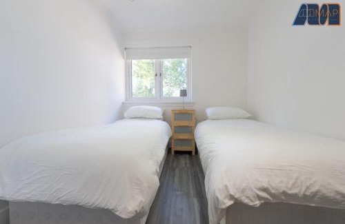 Livingston House | Easy Access to Glasgow Edinburgh with 2 Car Spaces