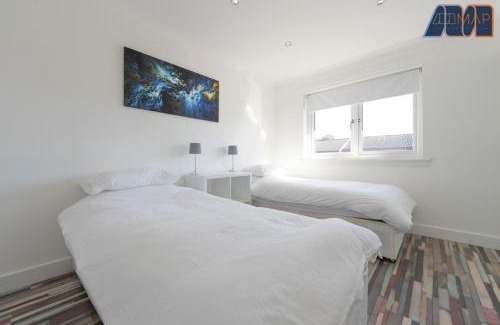 Livingston House | Easy Access to Glasgow Edinburgh with 2 Car Spaces