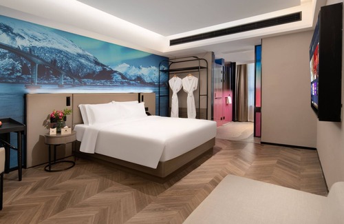 Panyu Hotel | Echarm PLUS International Hotel Zhujiang New Town Wuyangcun Metro Station - Free Deliver Service to Canton Fair Complex During Canton Fair Period