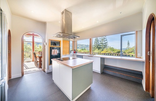 Tawa Villa | Eclectic 70s Mansion