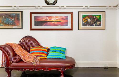 Kings Cross Apartment | Eclectic Art Deco Apartment in great location