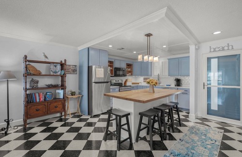 Saint Armands Key Condo | Eclectic Cottage Condo Steps to Lido Beach & St. Armand's, Heated Pool, Spa, & Parking Included!
