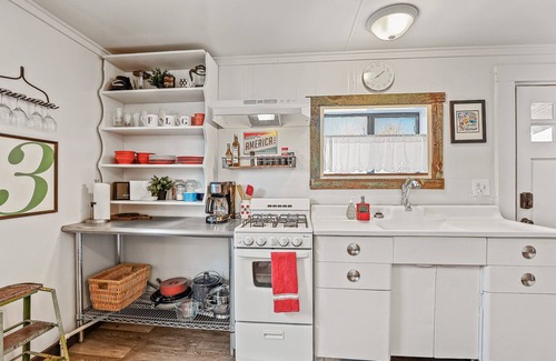 Southside House | Eclectic & Fun Lumberyard Urban Cabin #3, in downtown near NAU