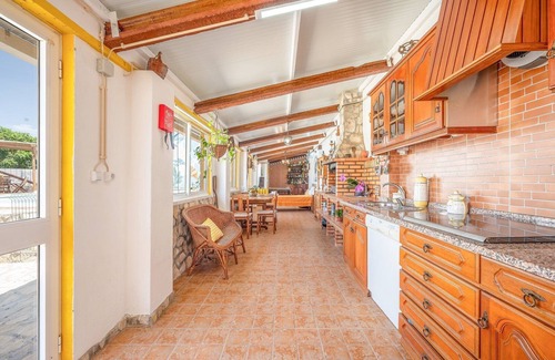 Arruda dos Vinhos Apartment | Eclectic oasis with poolside charm in Arranhó