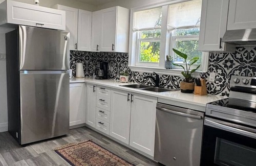 London Apartment | Eclectic Old East 3BD in Entertainment District
