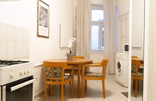 Rudolfsheim-Funfhaus Apartment | Economy Apt. Well Connected to the Whole City