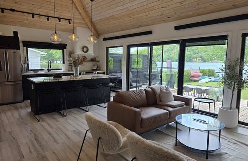 Stanstead Township Ski Chalet | Edge of Lake Lovering - Spa - Chic Shack