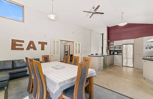 Lowburn House | Edgewater Escape - Cromwell Holiday Home