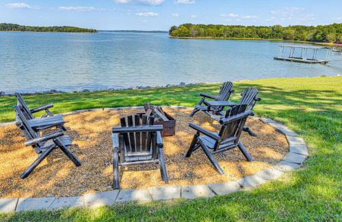 Benton House | Edgewater on Kentucky Lake with Hot Tub and Games