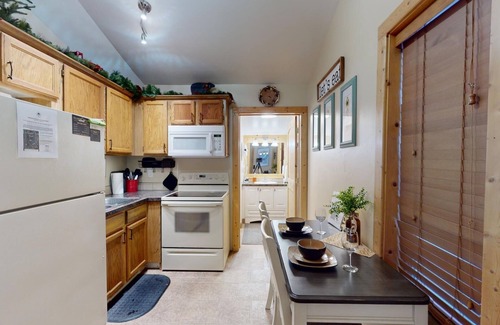 Rea Apartment | EF Bear Cave 3* Free Wifi, Satellite Tv, Sleeps 2, Pet Friendly, Bbq Grill