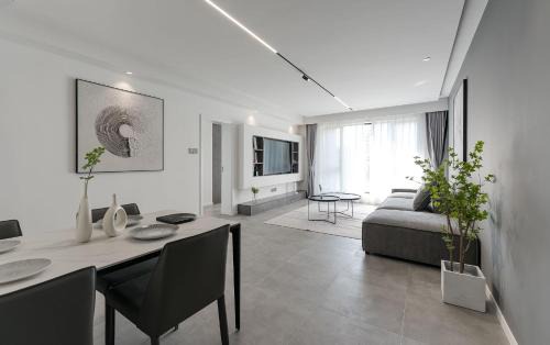 Huangpu Apartment | EHUB - Walk to Yuyuan Garden, the Bund and People's Square, Boutique 3Bedroom Fully Equipped Family APT , very close to Subway