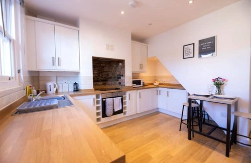 Salisbury House | Eighty-Eight, Cathedral View with Private Parking & EV Charger