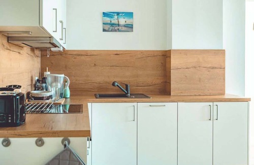 Barth Apartment | Eismöwe Summary: Harb