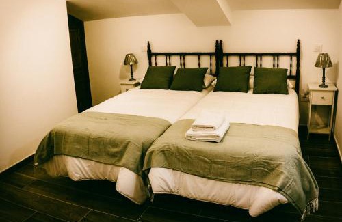 Hueva House | El Aprisco, con piscina climatizada en Hueva-Guadalajara