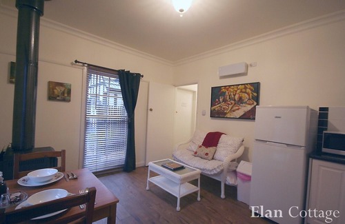 Mount Dandenong Cottage | Elan Cottage with large corner spa