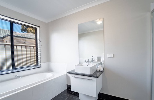 Ascot House | Elandra's Home Close to Shopping Free Parking