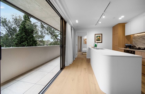 Dickson Apartment | Elegant 2-Bed by Lyneham Wetlands near the CBD