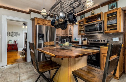 Dubuque Apartment | Elegant 2 BR With Stunning Kitchen Prime Location!