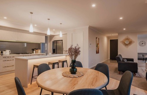 Hornby House | Elegant 3BR Home on Mustang Avenue