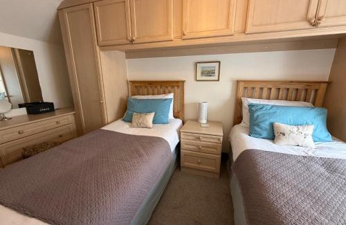 Henryd House | Elegant 4-Bed Pet-Friendly Retreat in Snowdonia