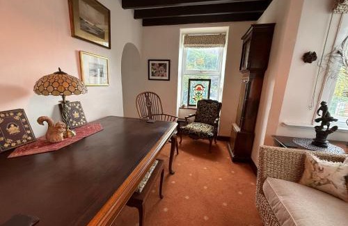 Henryd House | Elegant 4-Bed Pet-Friendly Retreat in Snowdonia