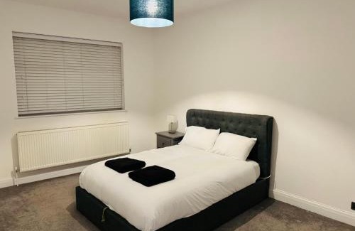 Heathfield House | Elegant 5 Bed house Free parking Free WiFi