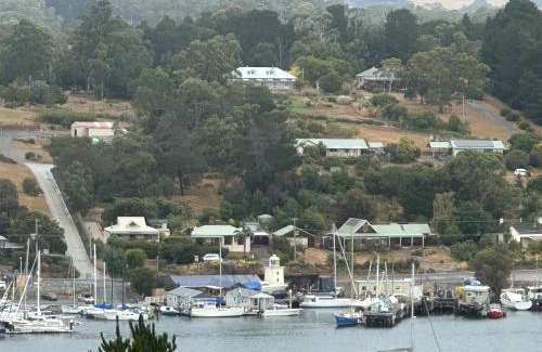 Huon Valley Boat Rental | Elegant and scenic floating boat house