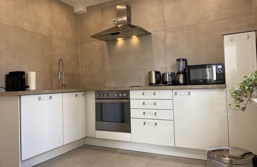 Hanau Apartment | Elegant apartment with balcony and outdoor seating area with two parking spaces