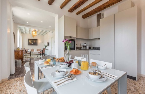 Dorsoduro Apartment | Elegant Apartment with Stunning Views in San Trovaso