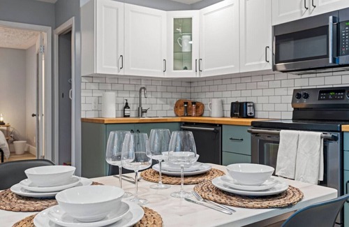 Jasper Place House | Elegant Boho Retreat ~8 mins to WEM -PATIO -AC