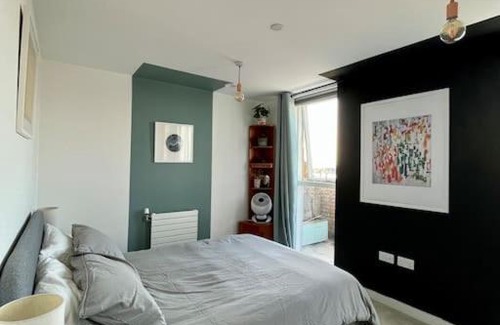 New Cross Apartment | Elegant Chic Living: 1 Bed In Vibrant London Area