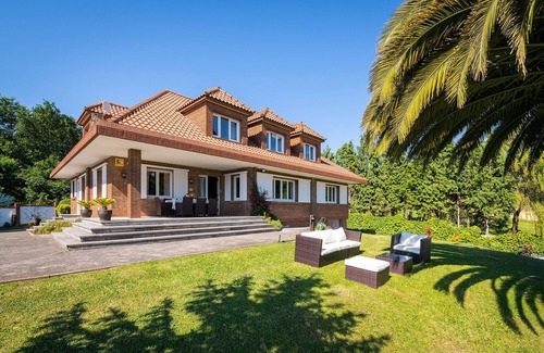 La Favorita Cottage | Elegant country house with pool. Between Oviedo and Gijón