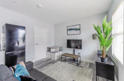 Selhurst Apartment | Elegant Croydon Apartment - Central location - Easy access to London Bridge and Gatwick Airport