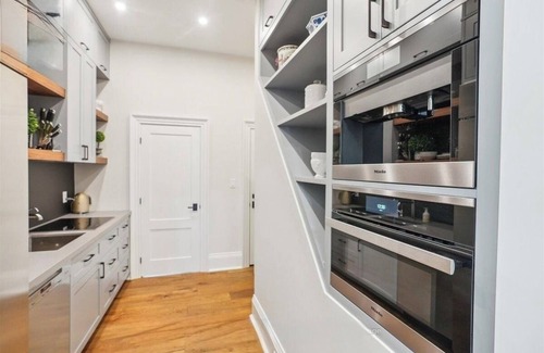 Burlington House | Elegant Downtown Burlington Retreat – Walk to Lake, Shops & Dining!