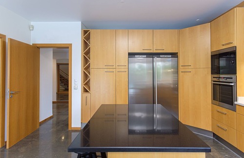 Sao Pedro de Penaferrim House | Elegant family house w/pool - just 2 minutes from golf - 10 minutes from Sintra!