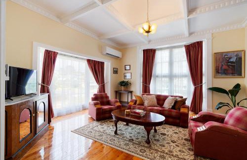 Castlemaine Apartment | Elegant Goldfields Retreat - Spa Bath & Privacy