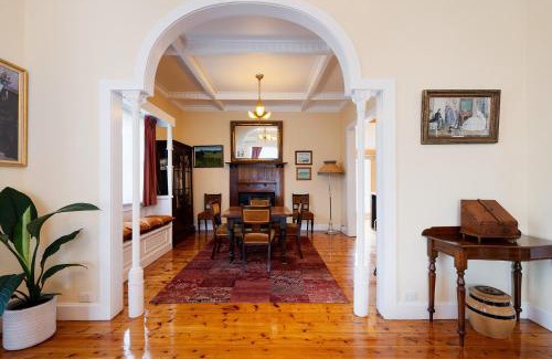 Castlemaine Apartment | Elegant Goldfields Retreat - Spa Bath & Privacy