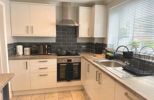 Swindon House | Elegant Modern 3 BR Home