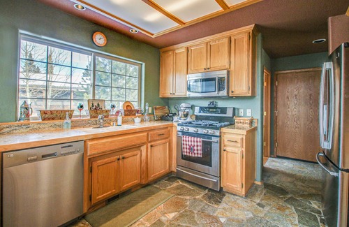 Truckee House | Elegant Mountain Retreat, Shared Hot Tub, Pool, & Resort Amenities - Near Beach