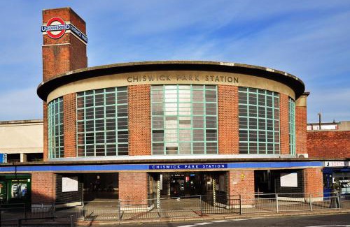 Southfield Apartment | Elegant Oasis - 2 Bed - Garden - 65 inch TV & Netflix