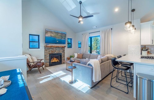 Lincoln Park House | Elegant Tahoe Escape – Comfort & Style Combined