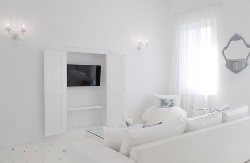 Ioulida House | Elegant White, in the heart of Ioulida on the island of Kea