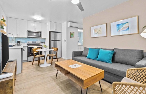 McCully - Moiliili Apartment | Elevated Honolulu Sanctuary Renovated w/Aircon