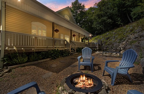 Sugar Mountain House | Elevated Lifestyle, Spacious 6 Bdrm w/Hot Tub!