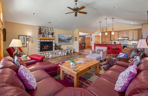 Winter Park House | Elk Lodge | 3 Miles To Ski Resort | Private Hot Tub | Sleeps 19 People!